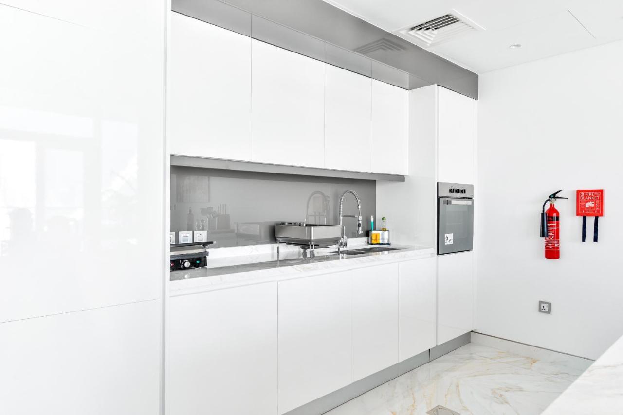 Luxury 2 Bedroom Beachfront Apt W Stunning Sea View Dubai Exterior foto